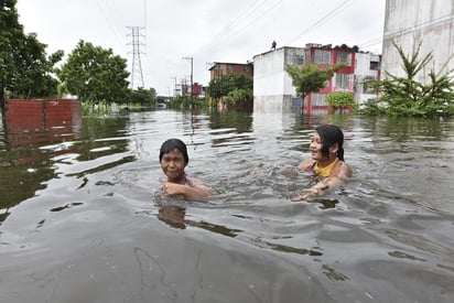 La cifra aumentó durante la madrugada de este sábado mientras las autoridades del estado de Tabasco realizaban evacuaciones en los municipios con más afectaciones, entre ellos Balancán, Centro, Cunduacán, Jalpa de Méndez y Nacajuca. (Especial) 