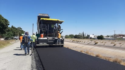 Se coloca la carpeta asfáltica en esta vialidad de GP. (CORTESÍA)