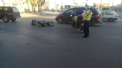 Paramédicos se presentaron en el lugar para brindar los primeros auxilios al motociclista. (EL SIGLO DE TORREÓN)