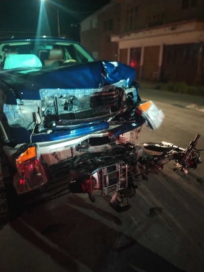 La motocicleta terminó incrustada en la parte inferior frontal de la camioneta.