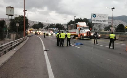 Minutos después de las 7:00 del domingo, automovilistas que circulaban por la carretera pidieron ayuda de policías. Ellos decían que a la altura del kilómetro 19 habían atropellado a dos ciclistas.
(ESPECIAL)