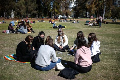 El Gobierno de la ciudad de Buenos Aires advirtió este lunes que, para avanzar en la apertura de más actividades en medio de la pandemia, es necesario poner la vista en la dinámica de los 'supercontagiadores'. (ARCHIVO) 