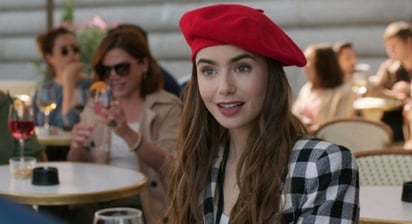 La recién estrenada serie de Netflix, Emily in Paris, protagonizada por la actriz Lily Collins, ha hecho levantar la ceja a críticos por supuestamente estar plagada de clichés y estereotipos alrededor de los parisinos. (ESPECIAL) 