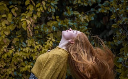 Cuando se trata de tu cabello, no basta con aplicar cremas reparadoras ni tratamientos caros. Lo cierto es que para mantener una melena sana lo mejor que puedes hacer es recurrir a las soluciones naturales. (ESPECIAL)