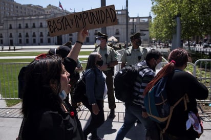 Las mujeres encabezaron una manifestación frente al Palacio de la Moneda. (EFE) 