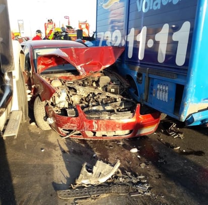 Un hombre y su pequeña hija resultaron ilesos luego de participar en un fuerte accidente registrado la mañana de este martes sobre el periférico de Torreón Raúl López Sánchez. (EL SIGLO DE TORREÓN)