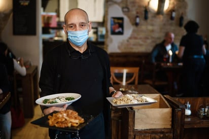 Los bares y restaurantes de Berlín deberán haber cerrado a las 23:00 horas por decisión del gobierno regional de la capital y ciudad estado alemana, ante la alta incidencia de contagios en varios barrios, clasificados como 'zonas de riesgo'. (ARHCIVO) 