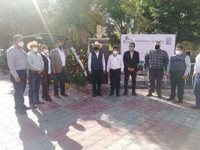 Se colocó una ofrenda floral y se montó guardia de honor. (GUADALUPE MIRANDA)