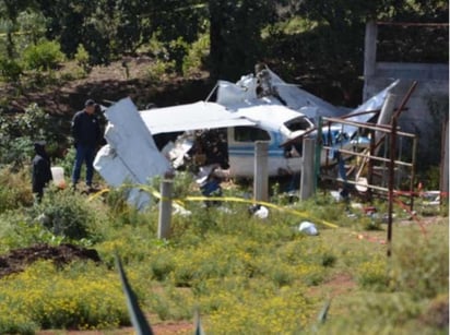  Autoridades federales confirmaron que la aeronave tipo Cessna 206, que cayó hace unas horas en Amealco de Bonfil, llevaba un cargamento de cocaína. (ESPECIAL)