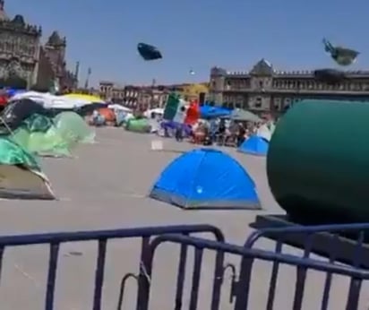 Ante la falta de personas en el plantón del Frente Nacional Anti-AMLO (FRENAAA), una fuerte corriente de viento causó que algunas casas de campaña vacías y plásticos colocados sobre ellas salieran volando. (ESPECIAL)