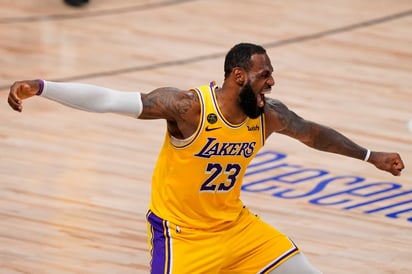 LeBron James anotó 28 puntos y bajó 12 rebotes, en la victoria de los Lakers 102-96 sobre el Heat en el cuarto duelo de la serie final de la NBA. (AP)