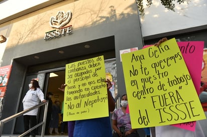 Con pancartas, los inconformes protestaron en los accesos principales de la unidad de salud el día de ayer a las 8 de la mañana. (ÉRICK SOTOMAYOR)