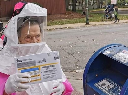 Tiene 102 años y va adecuadamente protegida para prevenir contagiarse de coronavirus. (INTERNET)