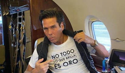 Palazuelos se dio el lujo de subir a sus historias algunas imágenes del recorrido que realizó arriba de la aeronave en la que viajaba y así mostró el cráter del Pico de Orizaba mientras cantaba 'No voy en tren' de Charly García. (Especial) 