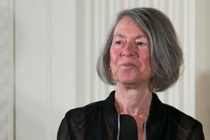 Louise Glück ganó el jueves el Nobel de literatura “por su inconfundible voz poética, que con austera belleza hace universal la existencia individual”. (EFE)