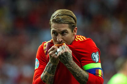 Sergio Ramos, superó el récord de minutos de Iker Casillas para convertirse en el internacional español que más ha jugado en la historia de la selección. (ARCHIVO)
