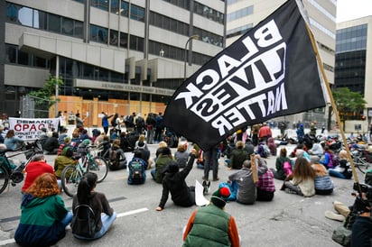 Cincuenta y un personas fueron arrestadas el miércoles durante una manifestación después de que un expolicía de Minneapolis acusado en la muerte de George Floyd fuera dejado en libertad tras pagar una fianza. (ARCHIVO) 