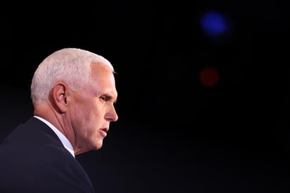 El vicepresidente de Estados Unidos, Mike Pence, suspendió este jueves el viaje que tenía previsto hacer el viernes a Indiana, aunque su portavoz aseguró que no está enfermo y que no ha dado positivo en ningún test de COVID-19 para disipar cualquier sospecha de que haya podido contraer la enfermedad. (EFE)