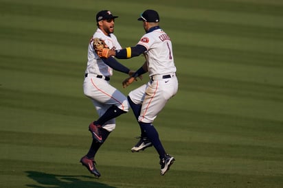 Carlos Correa y George Springer festejaron la victoria. (AP)