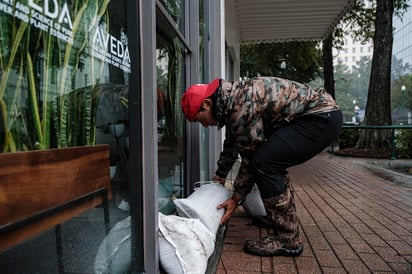 El gobernador de Luisiana, John Bel Edwards, instó este viernes a la población a mantenerse 'vigilantes' ante el inminente impacto del huracán Delta, que con categoría 2 alcanzará en las próximas horas a este sureño estado de Estados Unidos (EUA) donde aún son visibles los estragos ocasionados por el ciclón Laura a fines de agosto. (EFE)