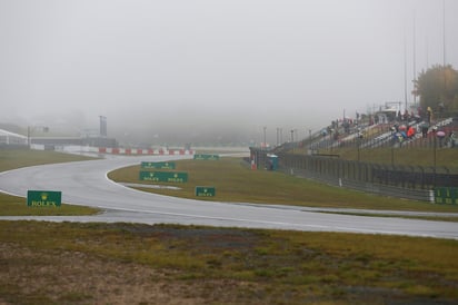 La niebla cubre la zona de pista y de tribunas del circuito de Nuerburgo e impide que se lleve a cabo la primera sesión de prácticas del Gran Premio de Eifel de la Fórmula Uno. (AP)