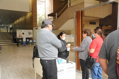 Miles de trabajadores han perdido la seguridad social cuando fueron dados de baja en sus empleos.