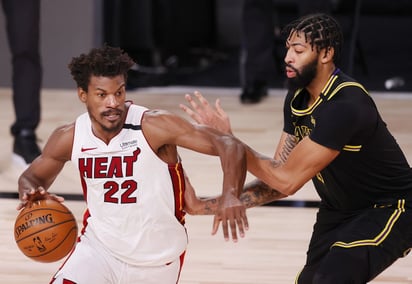 Jimmy Butler (i) anotó un 'triple doble' por el Heat, para liderar la victoria 111-108 sobre los Lakers en el quinto juego de la final. (AP)