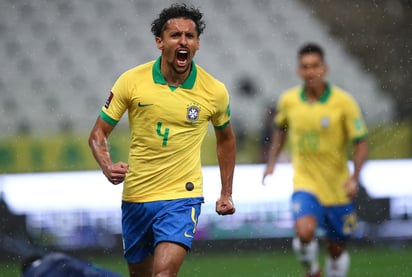 Marquinhos celebra tras marcar el primer tanto de Brasil, en la goliza 5-0 sobre Bolivia en la eliminatoria sudamericana. (EFE)