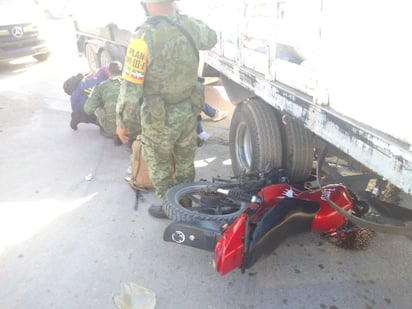 El joven viajaba a bordo de una motocicleta de color rojo, la cual se impactó contra un vehículo de carga y terminó a la altura de las llantas traseras del mismo. (EL SIGLO DE TORREÓN)