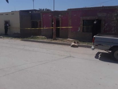 El domicilio siniestrado fue acordonado con cinta amarilla para evitar el paso de las personas. (EL SIGLO DE TORREÓN)