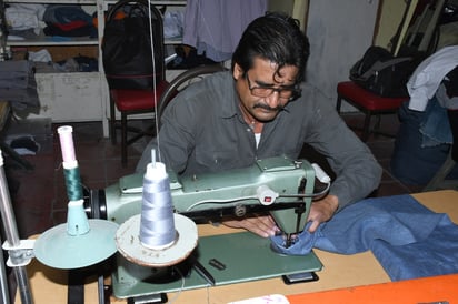 El taller de Teófilo Segura, al interior del Mercado Madero en Torreón, cuenta con los instrumentos y el conocimiento para hacer sacos, pantalones y camisas. (FERNANDO COMPEÁN)