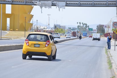 El secretario del Ayuntamiento aclaró que los taxistas no pueden circular por donde pasan las rutas de los autobuses. (EL SIGLO DE TORREÓN)