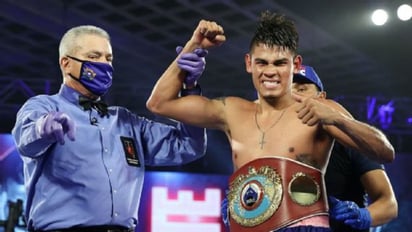 Emanuel 'Vaquero' Navarrete venció por decisión unánime a Rubén Villa, para ganar el campeonato pluma de la OMB.