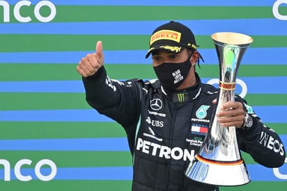 'No sé qué decir, es un gran honor', indicó Hamilton, de 35 años, en la ceremonia del podio, en la que Mick Schumacher, el hijo del 'Kaiser' le entregó personalmente uno de los cascos que usó el mito de Hürth. (EFE)