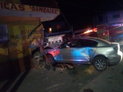 Impactó su vehículo contra una finca de la colonia Nueva California, en Torreón. (EL SIGLO DE TORREÓN)