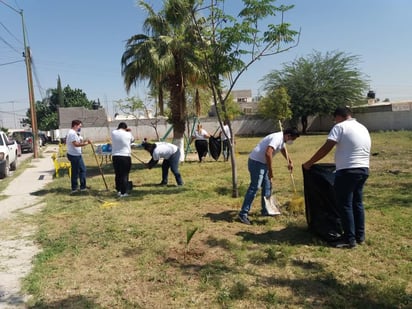 Los trabajos los realizan de manera programada en diferentes colonias donde mejoran espacios públicos. (EL SIGLO DE TORREÓN)