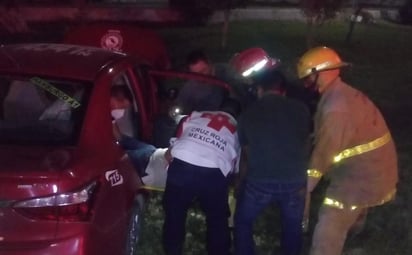 El conductor perdió el control del volante, se salió del camino y dio varios giros para terminar nuevamente sobre sus cuatro ruedas sobre el Cinturón Ecológico. (EL SIGLO DE TORREÓN)