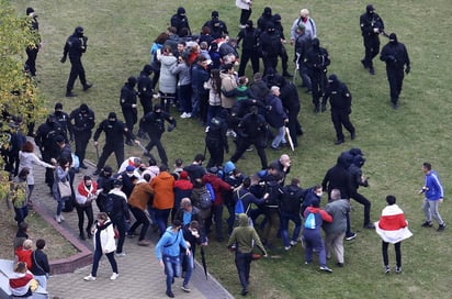 Decenas de personas fueron detenidas en Bielorrusia el domingo durante las protestas contra el presidente Alexander Lukashenko. (ARCHIVO) 