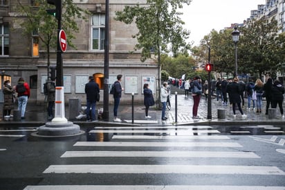 La cifra de nuevos contagios se rebajó este domingo en Francia hasta los 16,101 en las últimas 24 horas, frente al récord de los 26,896 registrado este sábado, indicó la Agencia de Sanidad Pública francesa. (ARCHIVO) 