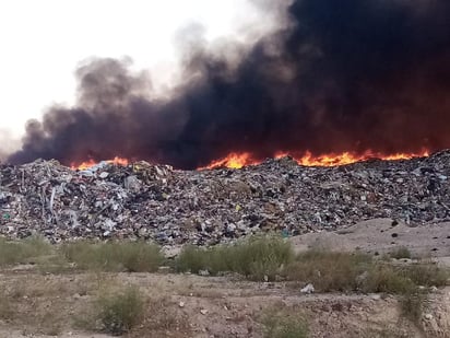 Por segunda ocasión en menos de dos semanas, el relleno sanitario se incendió en el municipio de Frontera. (SERGIO A. RODRÍGUEZ)