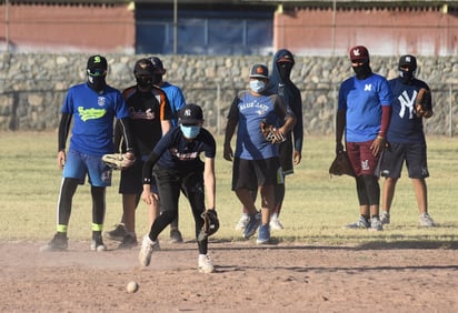 Tras una espera superior a siete meses para volver a lanzar una pelota, la Academia de Beisbol de los Algodoneros del Unión Laguna finalmente retomó sus entrenamientos, guardando medidas sanitarias para el bienestar de deportistas y coaches. (AARÓN ARGUIJO)