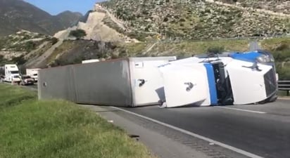 Un tráiler que se trasladaba a exceso de velocidad, sobre la carretera Monterrey-Saltillo, sufrió un accidente la tarde de hoy, lo que provocó el cierre de la carretera libre Monterrey-Saltillo, por unas horas. (EL SIGLO DE TORREÓN)