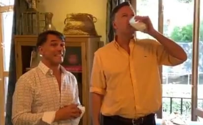 Con la canción de fondo 'Se me olvidó otra vez' de Juan Gabriel, el embajador de Estados Unidos en México, Christopher Landau, presumió en un video, subido a sus redes sociales, el momento en que probó por primera vez el agua de horchata. (ESPECIAL)