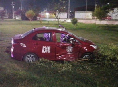 Los vehículos involucrados en el accidente fueron retirados del lugar con la ayuda de una grúa. (EL SIGLO DE TORREÓN)