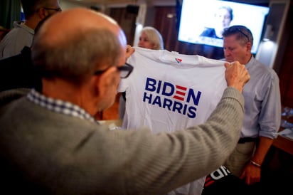 Un reciente sondeo en Estados Unidos le dio una ventaja de 12 puntos al candidato demócrata, Biden, sobre Trump. (ARCHIVO) 