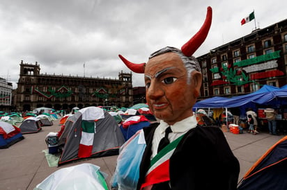 López Obrador pidió a sus simpatizantes que 'ni se acerquen' al plantón del Zócalo que mantiene el Frente Nacional Anti-AMLO. (ARCHIVO)