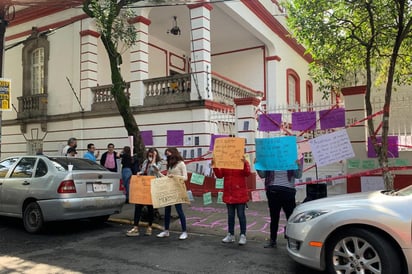 Las mujeres llegaron a la sede de Morena, ubicada en la colonia Roma, pasadas las 09:00 horas y comenzaron a tapizar con cartulinas con leyendas de protesta. (EL UNIVERSAL)