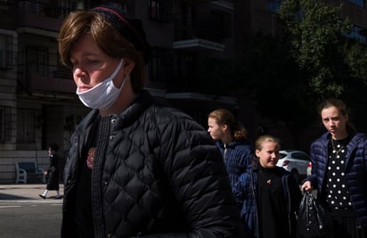 Oficiales de la ciudad de Nueva York repartieron el pasado fin de semana 62 multas a quienes violaron las normas de distanciamiento social impuestas en las zonas de Brooklyn y Queens con brotes de coronavirus, que ascienden a un total de 150,000 dólares. (ARCHIVO) 