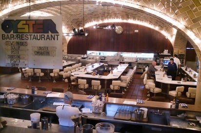 El legendario Grand Central Oyster Bar, ubicado en el Grand Central Terminal de Nueva York, la histórica estación ferroviaria en el corazón de Manhattan, anunció este lunes la suspensión de operaciones de manera inmediata poco después de haber vuelto a abrir sus puertas tras el cierre obligado por la pandemia. (ARCHIVO) 