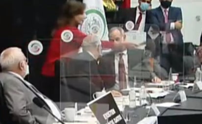 Durante su intervención en la comparecencia de López-Gatell en la Cámara Alta, Téllez entregó un bastón y señaló: “Con su lealtad a ciegas al presidente, usted sólo ha dado palos de ciego”. 
(ESPECIAL)